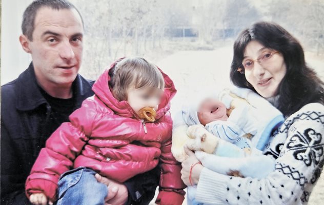 Стилиян Костов и Даниела Доцева се снимат с две от децата си.